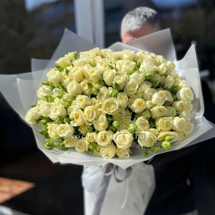 Белые кустовые розы 31 шт в Калуге