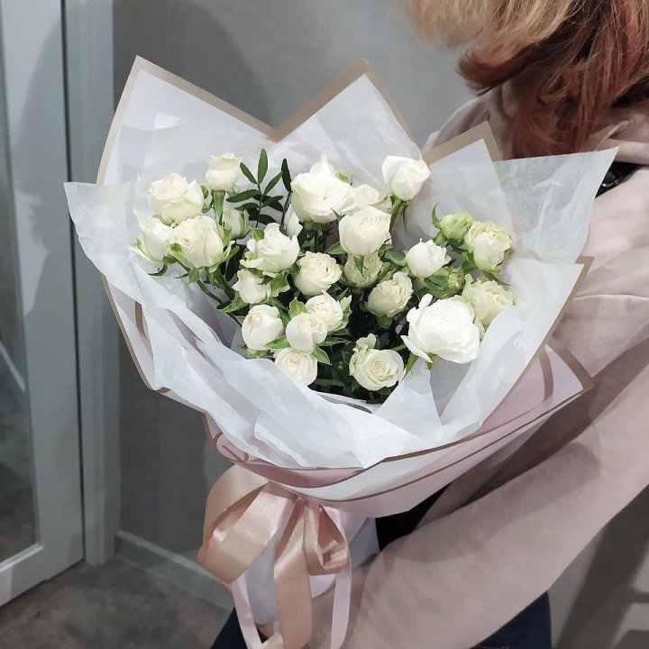 Белоснежные кустовые розы в Калуге