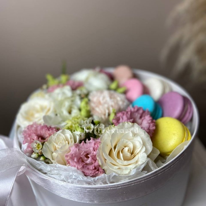 Цветы в цилиндре с макаронс "Прованс" в Калуге