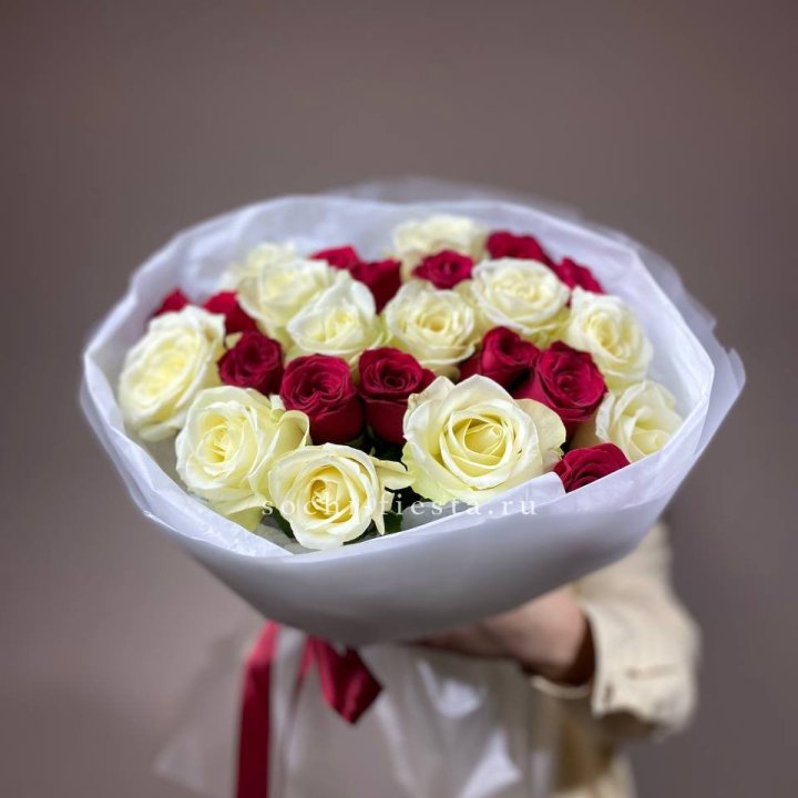Букет их красных и белых 25 роз в Калуге