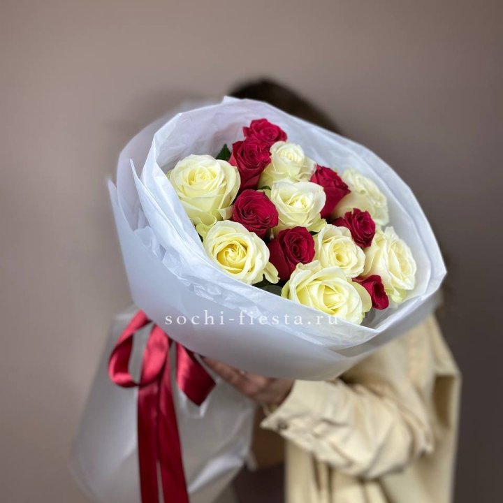 Букет из красных белых 15 роз в Калуге