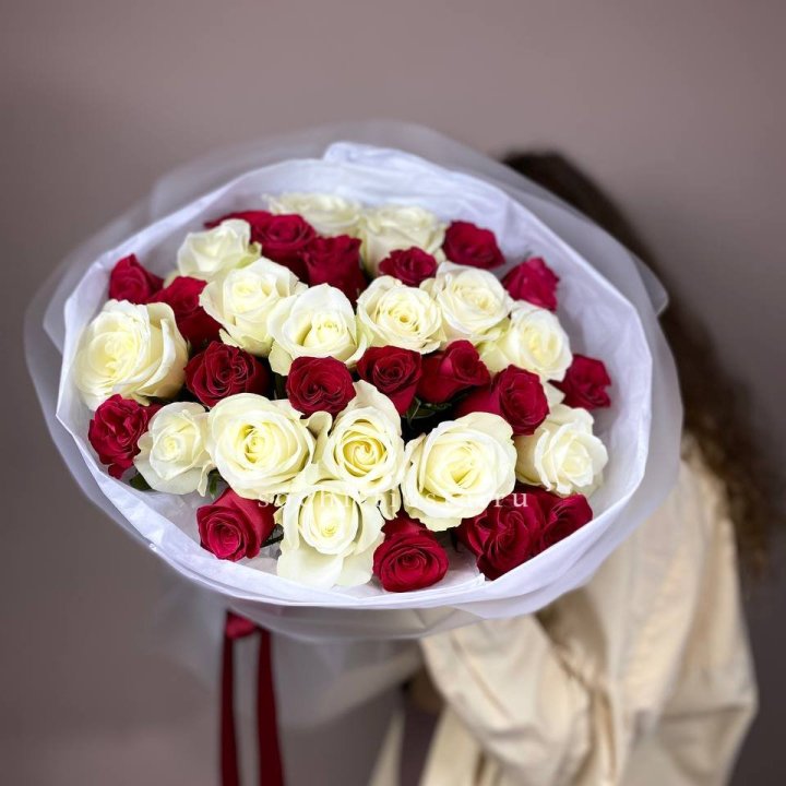 Букет из красных белых 35 роз в Калуге