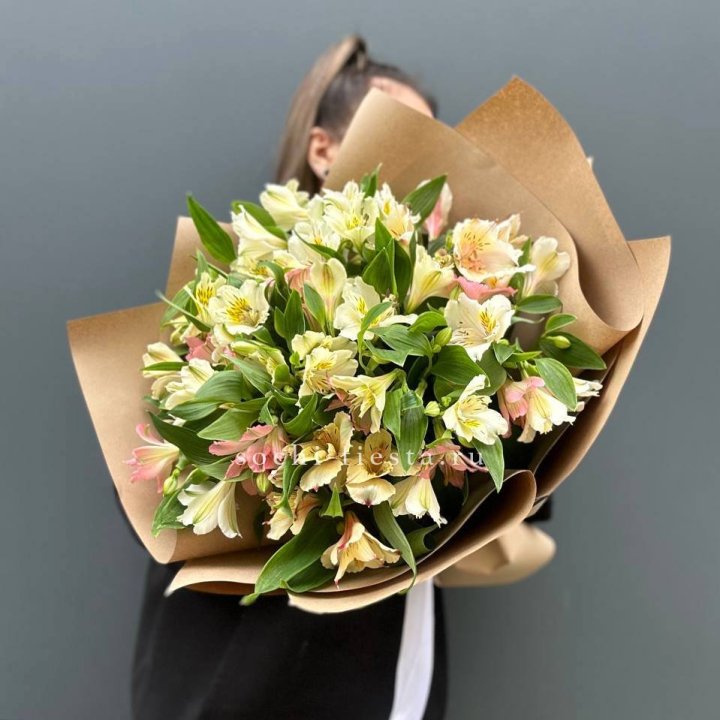 Букет альстромерий в крафте в Калуге