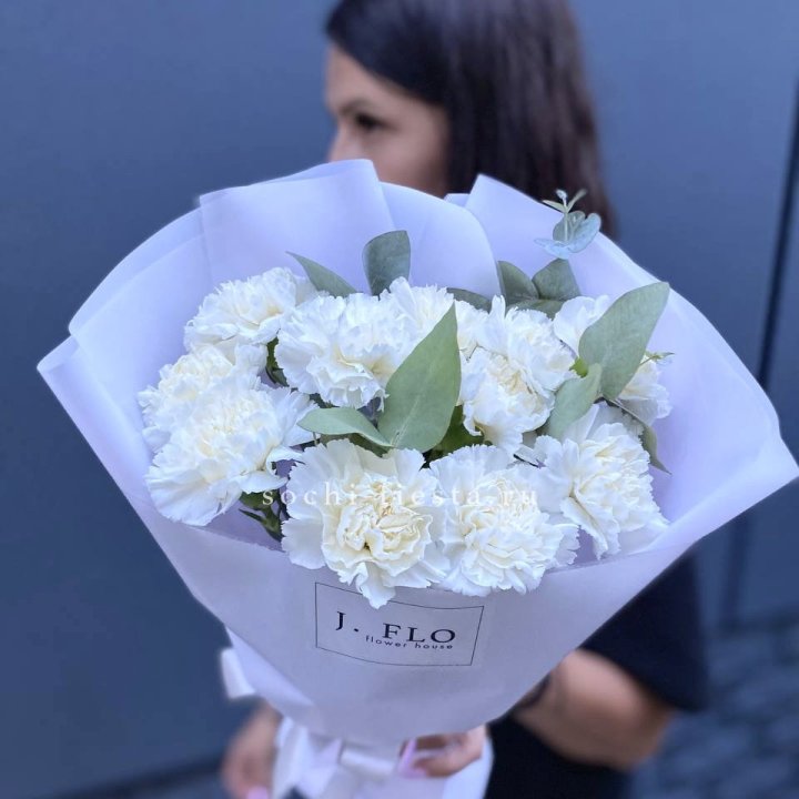 Букет белых диантусов с эвкалиптом в Калуге