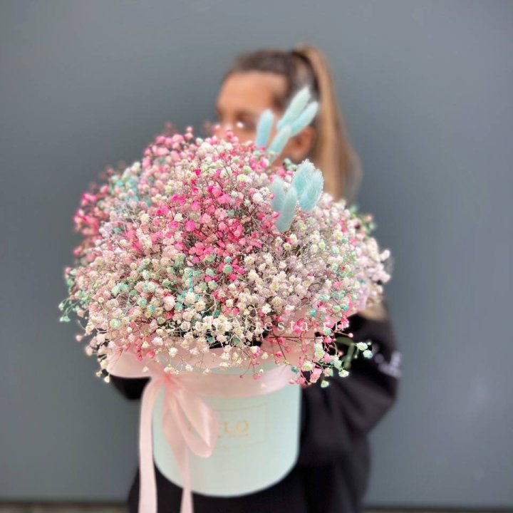 9 Радужных гипсофилы в шляпной коробке в Калуге