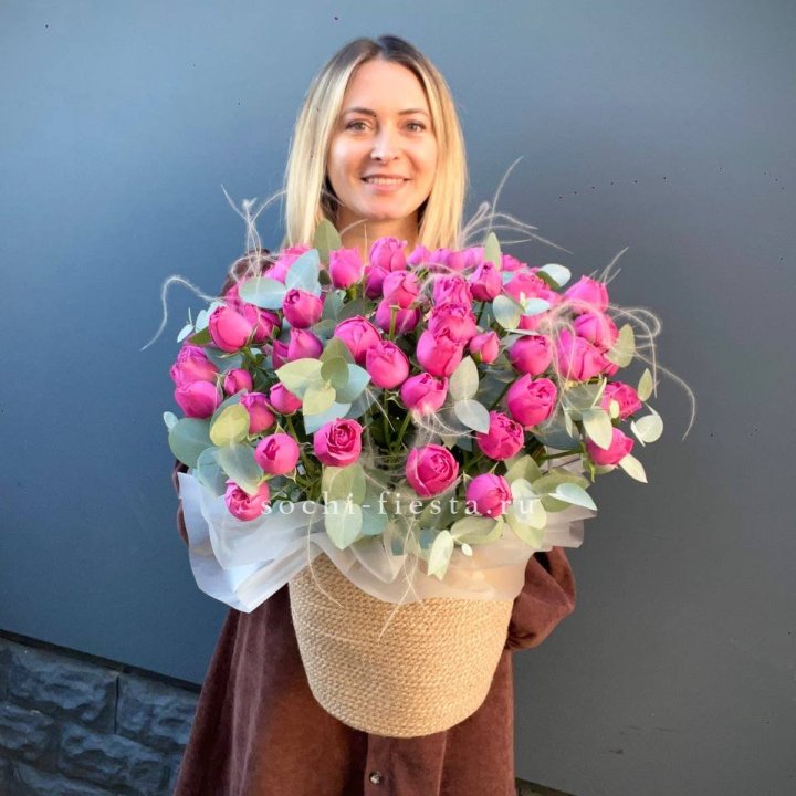 Пионовидные розы  в джутовом кашпо  в Калуге