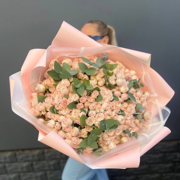 101 кустовая роза с эвкалиптом в Калуге