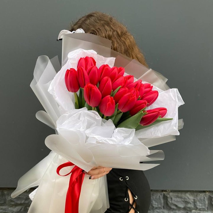  25 красных воздушных тюльпанов в Калуге