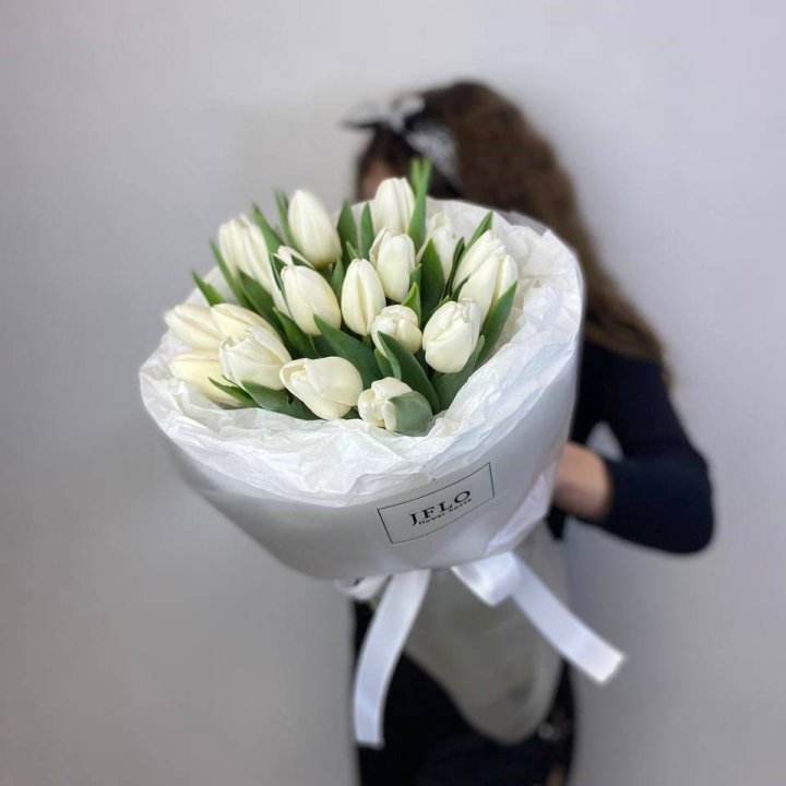  19 белых воздушных тюльпанов в Калуге