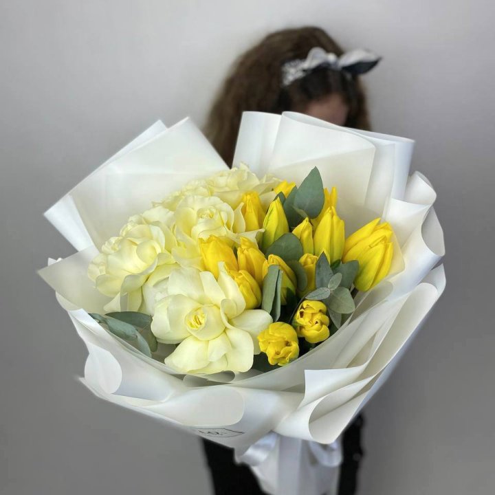 Дуо жёлтые тюльпаны и розы в Калуге