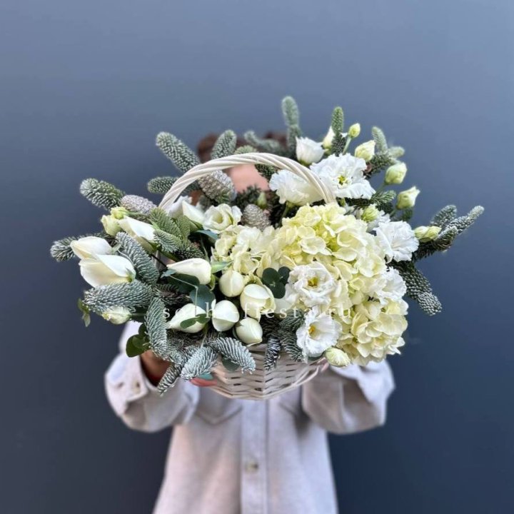 Новогодняя корзина с цветами в Калуге