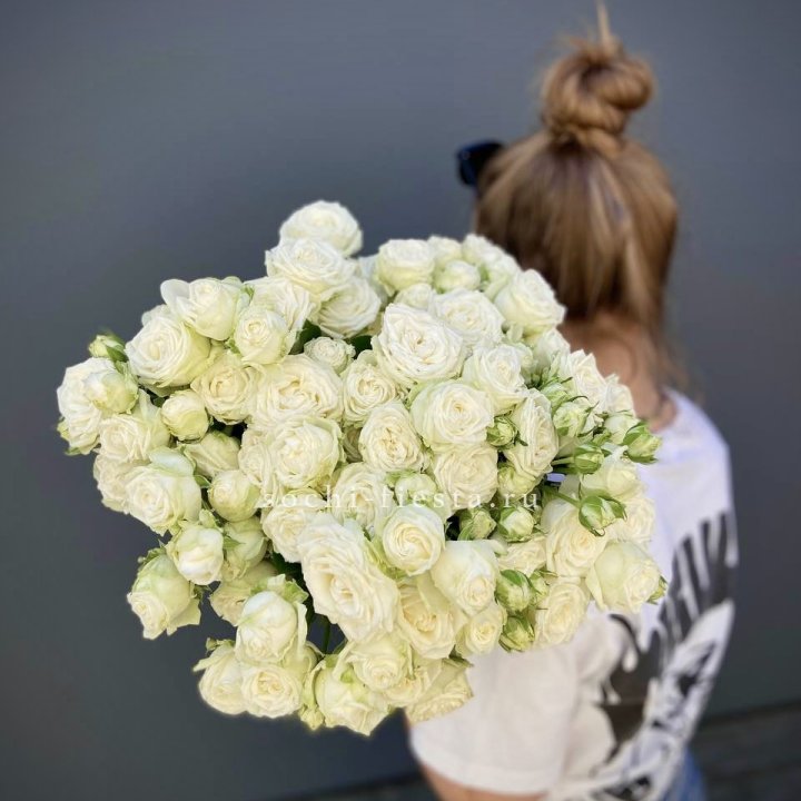 Охапка кустовых роз бомбастик  в Калуге