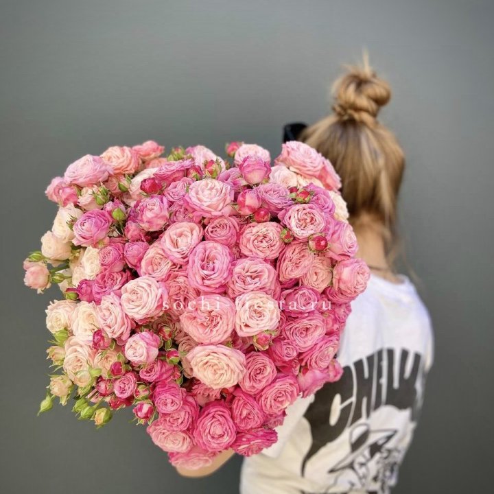Охапка кустовых роз бомбастик пинк в Калуге