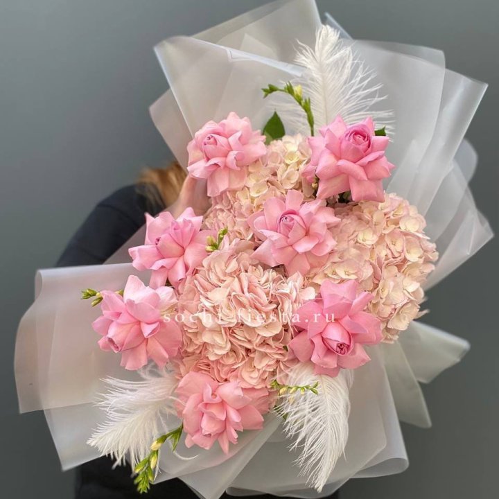  Букет  из гортензий и розовых роз в Калуге