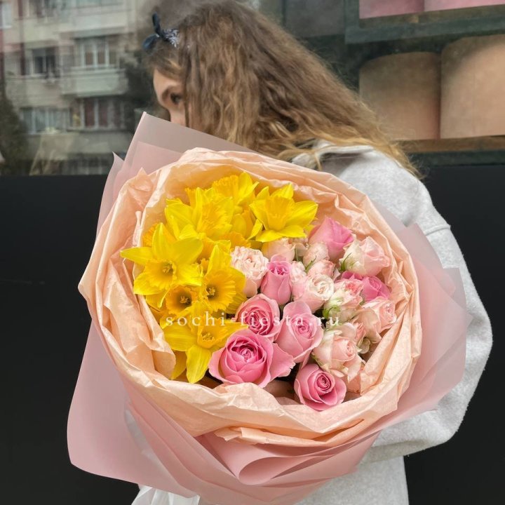 Букет роз и нарциссов в Калуге