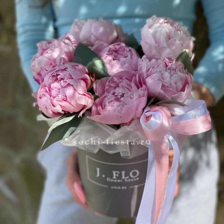 Цилиндр пионов с эвкалиптом в Калуге