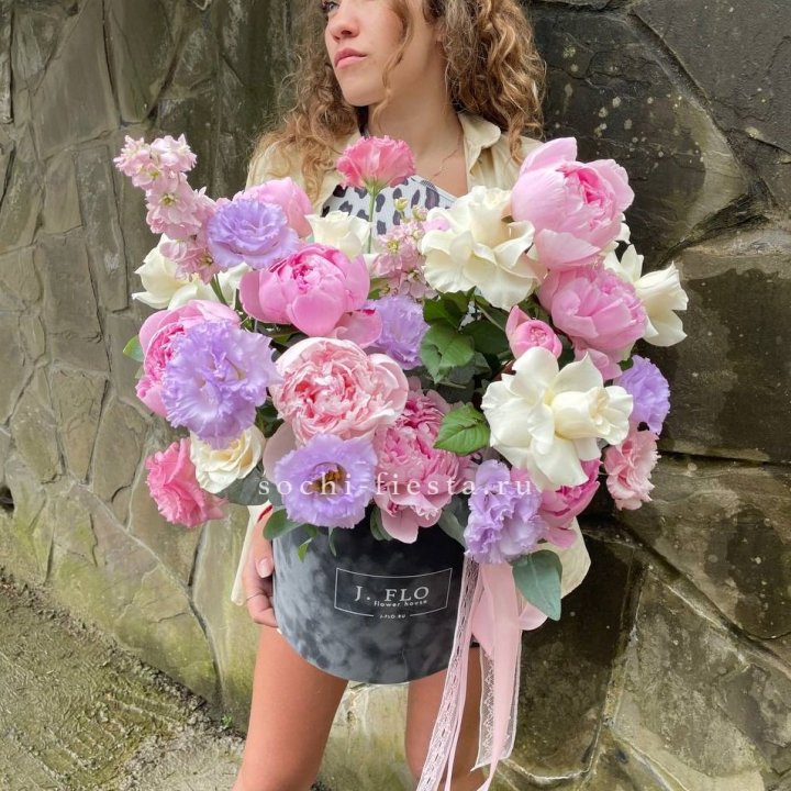 Дизайнерский цилиндр с пионами в Калуге