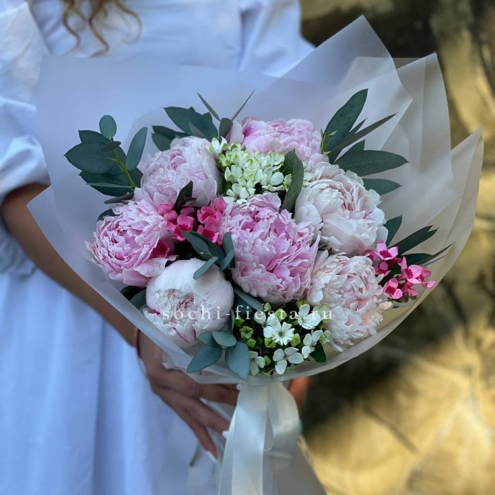 7 зефирных пионов с эвкалиптом в Калуге