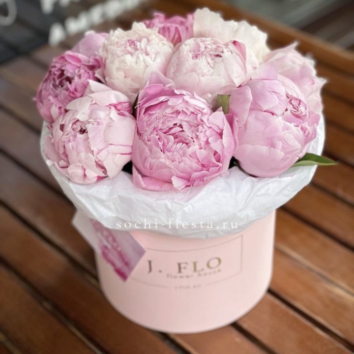 Цилиндр с пионами "Лилу" в Калуге