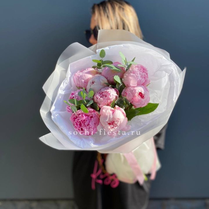 9 пионов с эвкалиптом в Калуге