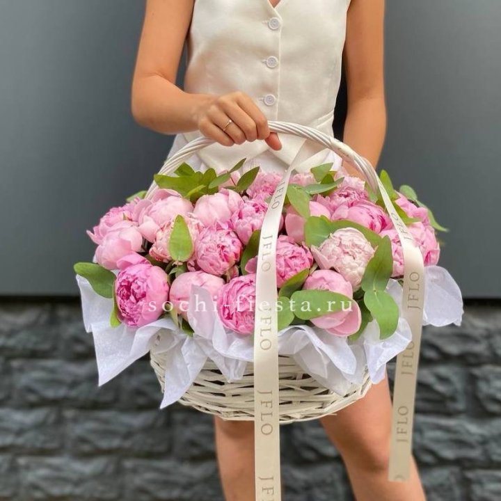 29 пионов в корзине в Калуге