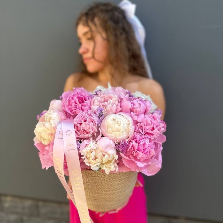 15 пионов в джутовом кашпо в Калуге