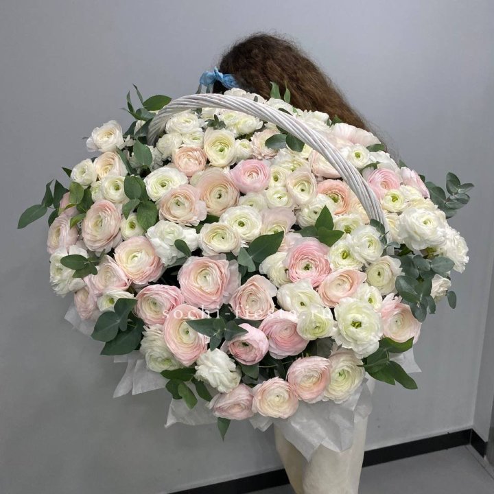 Ранункулюсы в корзине в Калуге