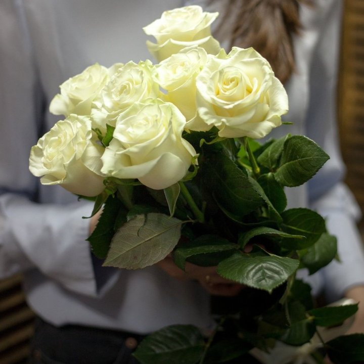 7 белых роз в Калуге