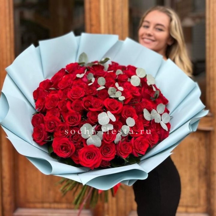 101 красная роза с эвкалиптом в Калуге