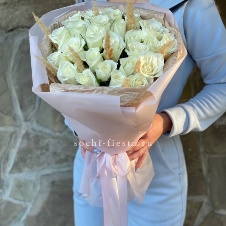 25 белых роз с сухоцветами в Калуге