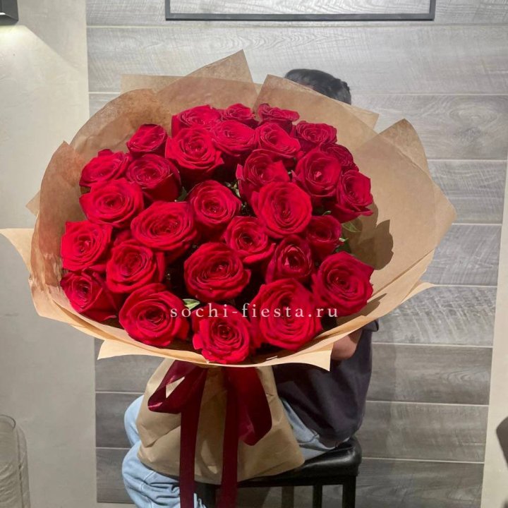 37 красных роз в крафте в Калуге