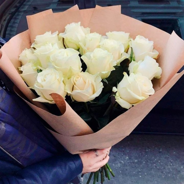 15 белых роз "Крафт" в Калуге