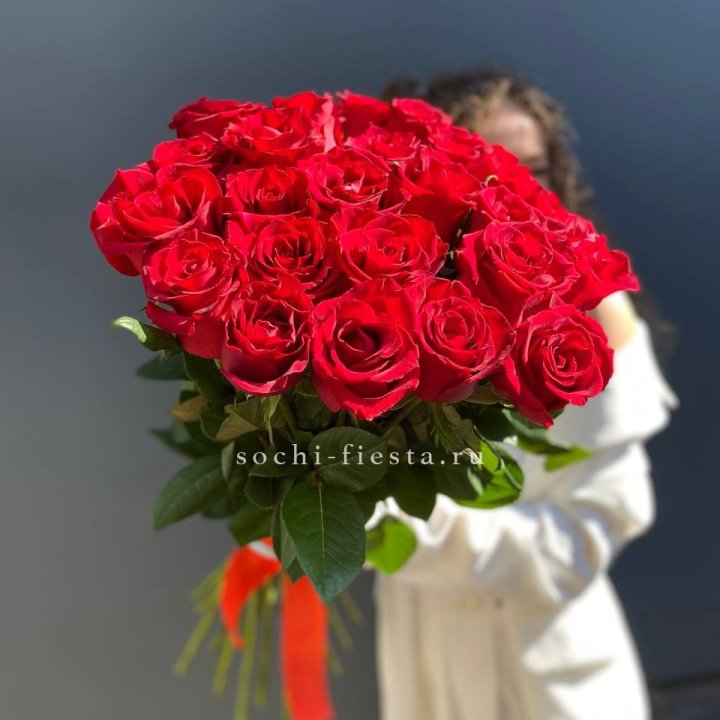 25 высоких красных роз в Калуге