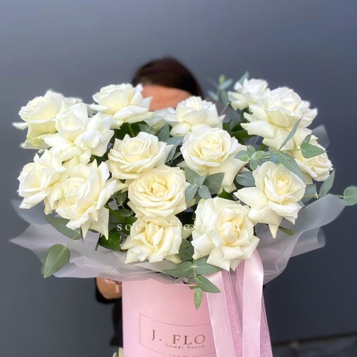 17 Французских белых роз в боксе в Калуге
