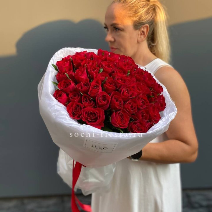 51 роза мадам ред в нежном оформлении в Калуге