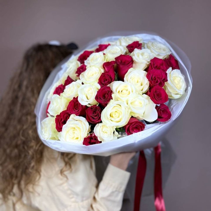 Букет из красных белых 45 роз в Калуге