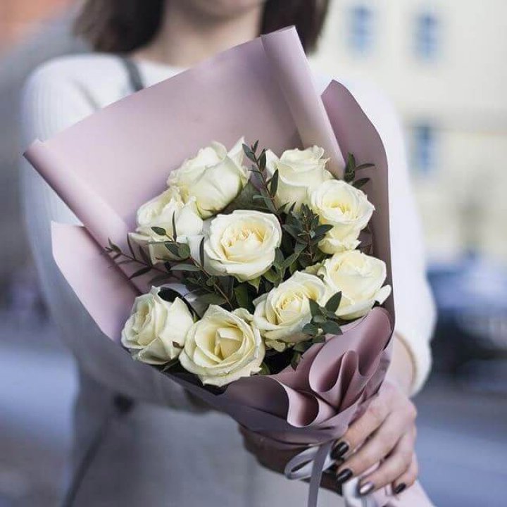 9 белых  роз "Минт" в Калуге