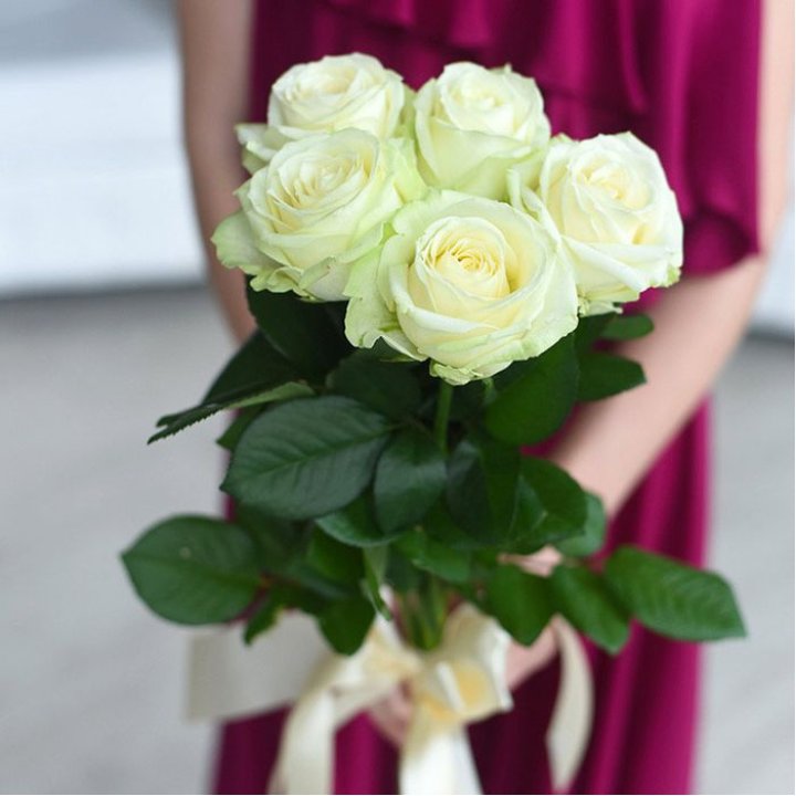 5 белых роз в Калуге