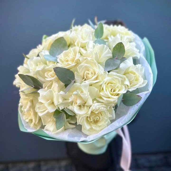 25 Белых французских роз "Ноте бьянка" в Калуге