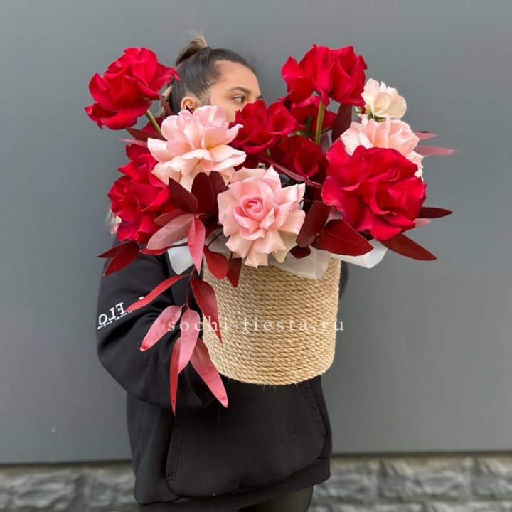 15 Французских роз в джутовом кашпо в Калуге