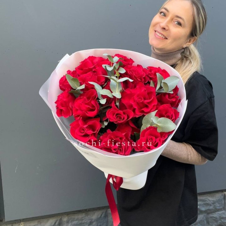 17 Красных французских роз в Калуге