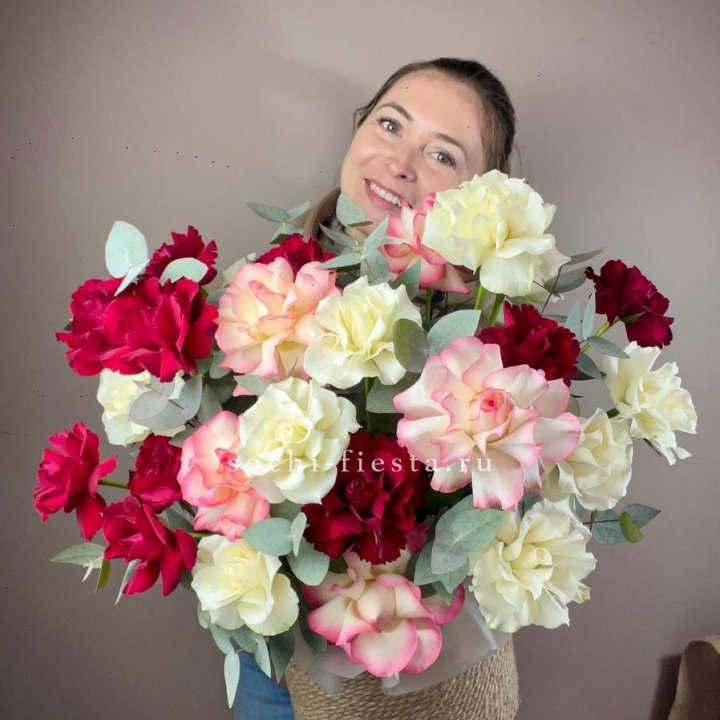 35 французских роз микс в джутовом боксе в Калуге