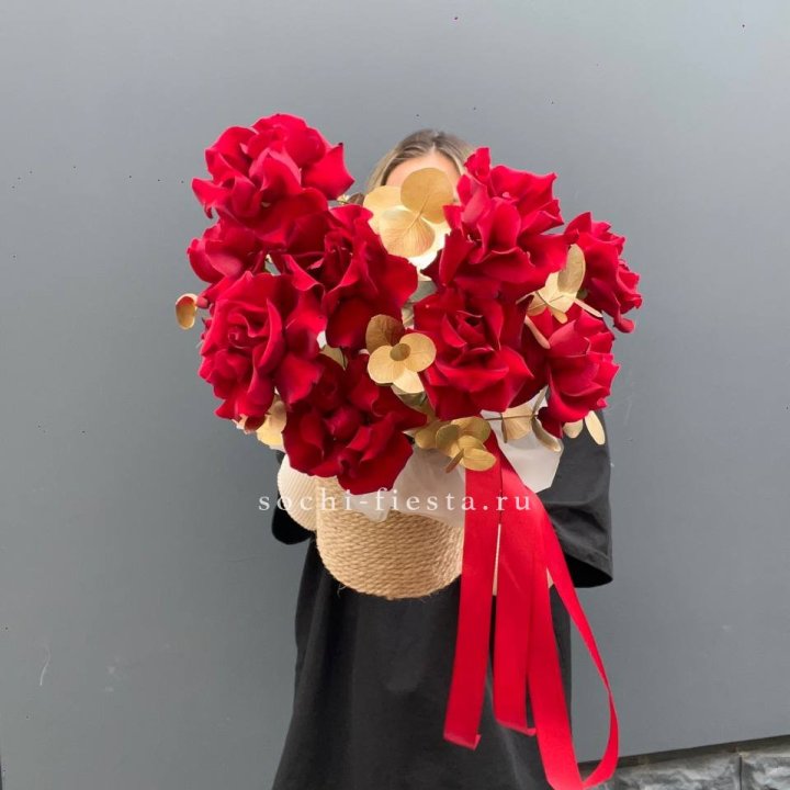 Красные французские розы в джутовом кашпо в Калуге