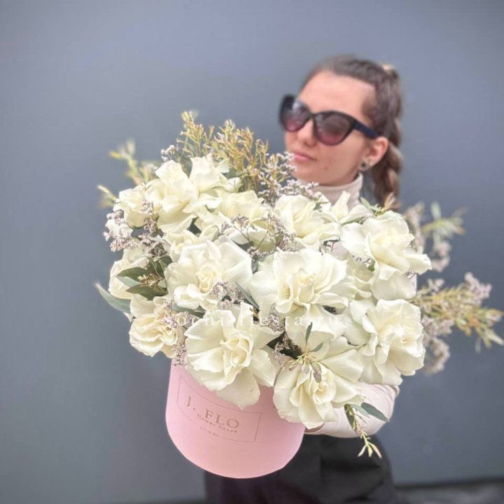 17 Французских белых роз в коробке Афина в Калуге