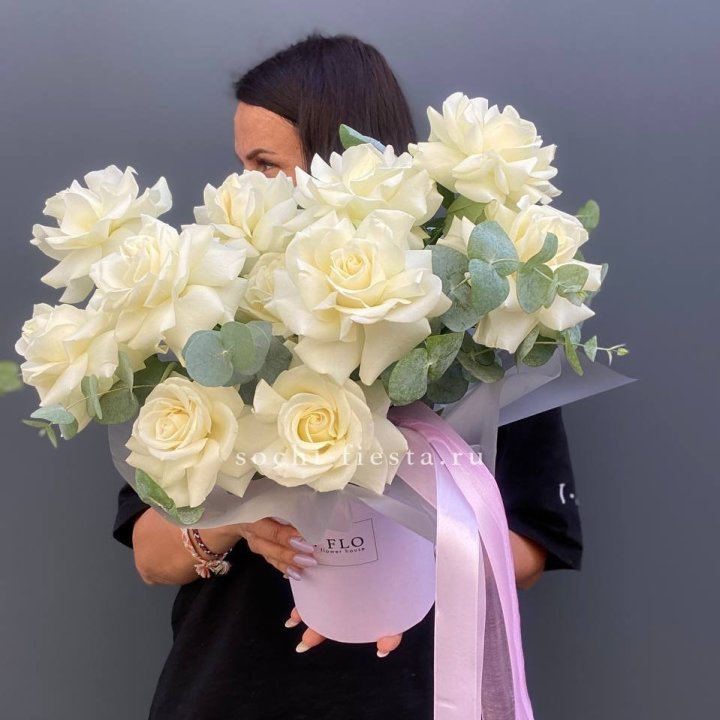 11 Французских белых роз в боксе в Калуге