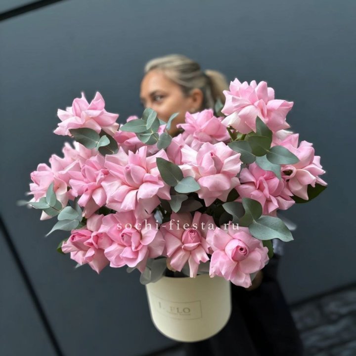 17 Розовых французских роз в боксе в Калуге