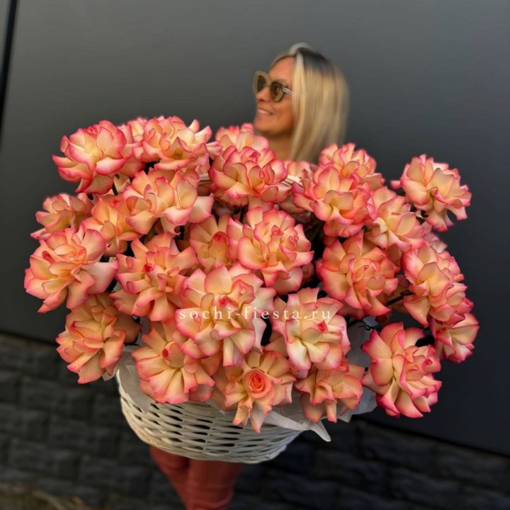 45 французских роз Джумилия в корзине в Калуге