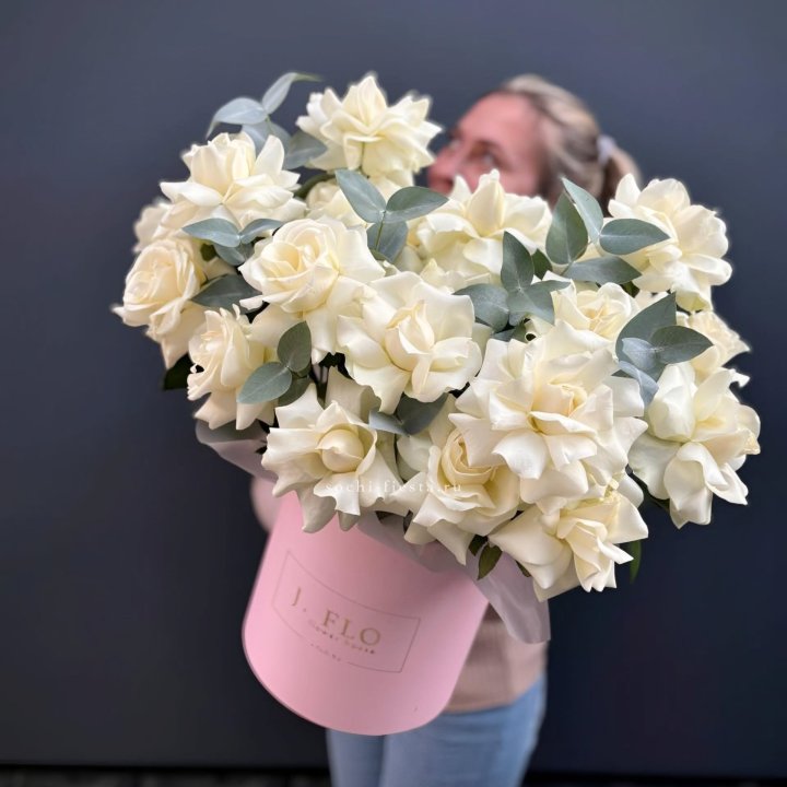 25 Французских белых роз в боксе в Калуге