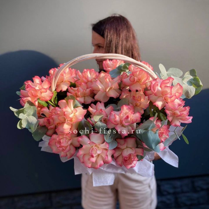 25 Французских роз Джумилия в корзине в Калуге