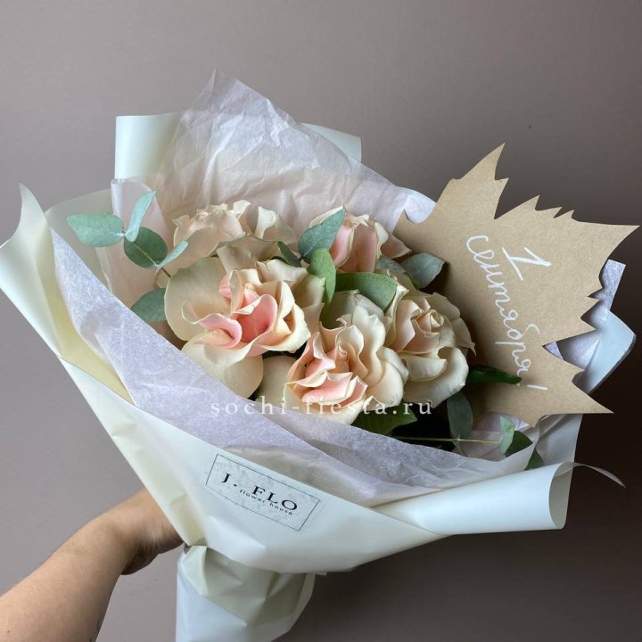 Букет кремовых роз к дню знаний в Калуге